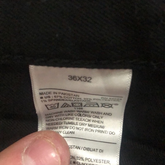 Old navy like new 36 x 32 black jeans - Picture 3 of 4